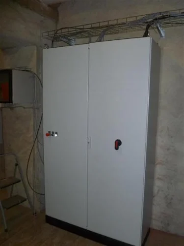 Schaltschrank der SPS-Steuerung