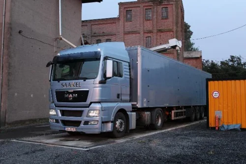 Lkw beim Beladen von Getreide