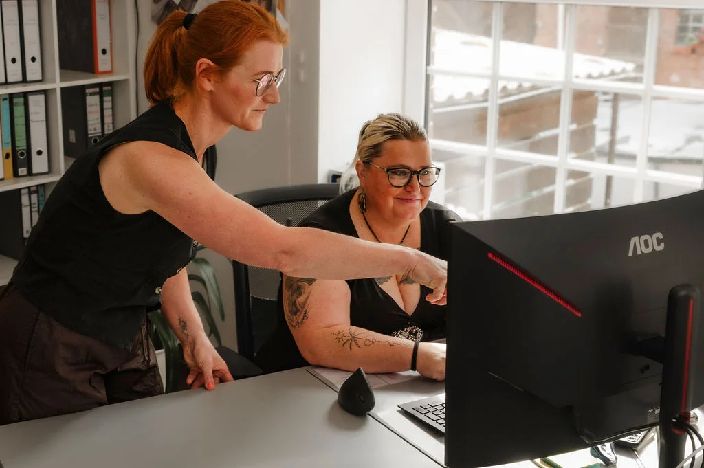 Mitarbeiterinnen im Büro